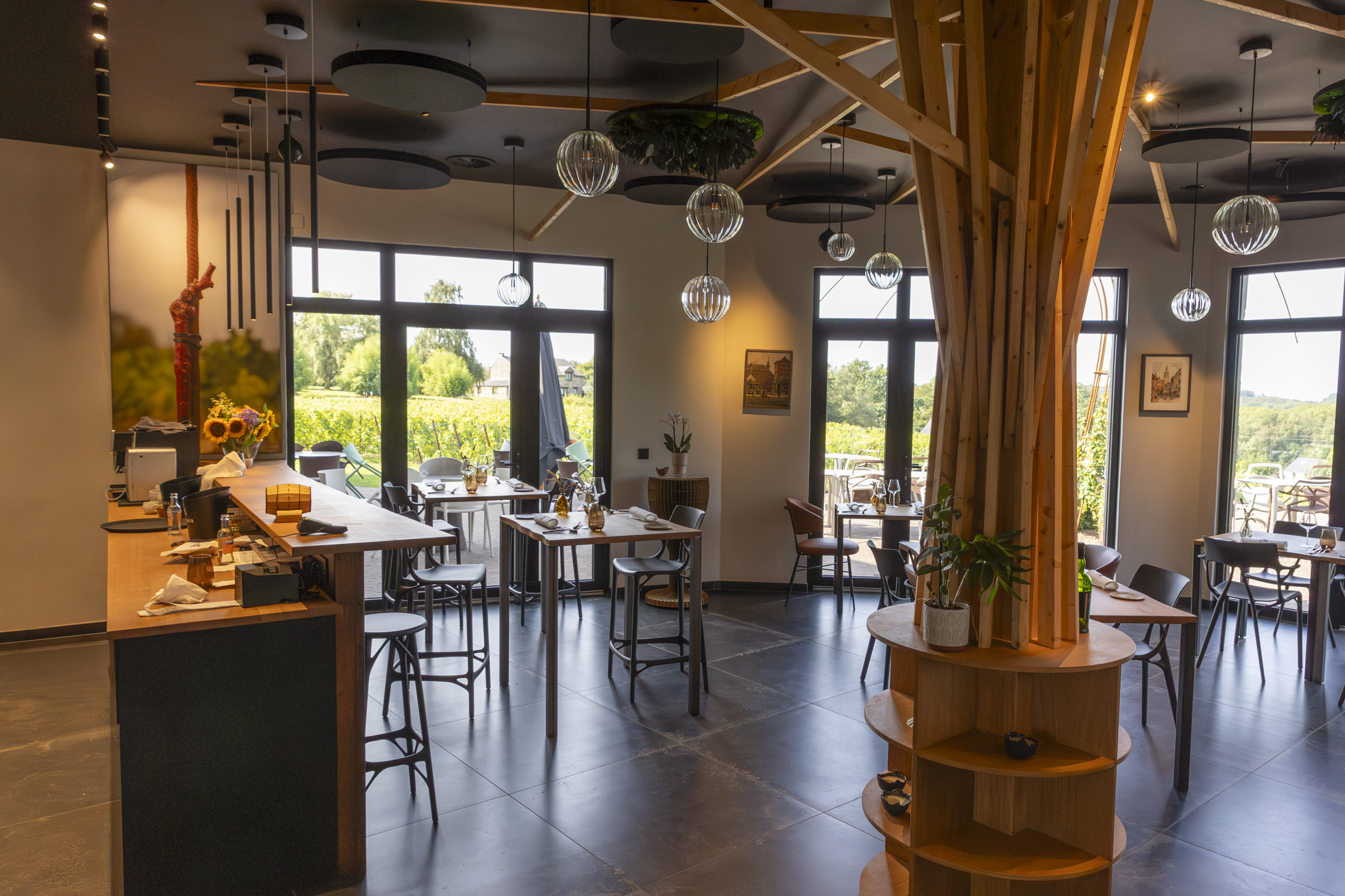 Salle de dégustation préparée pour un événement privé