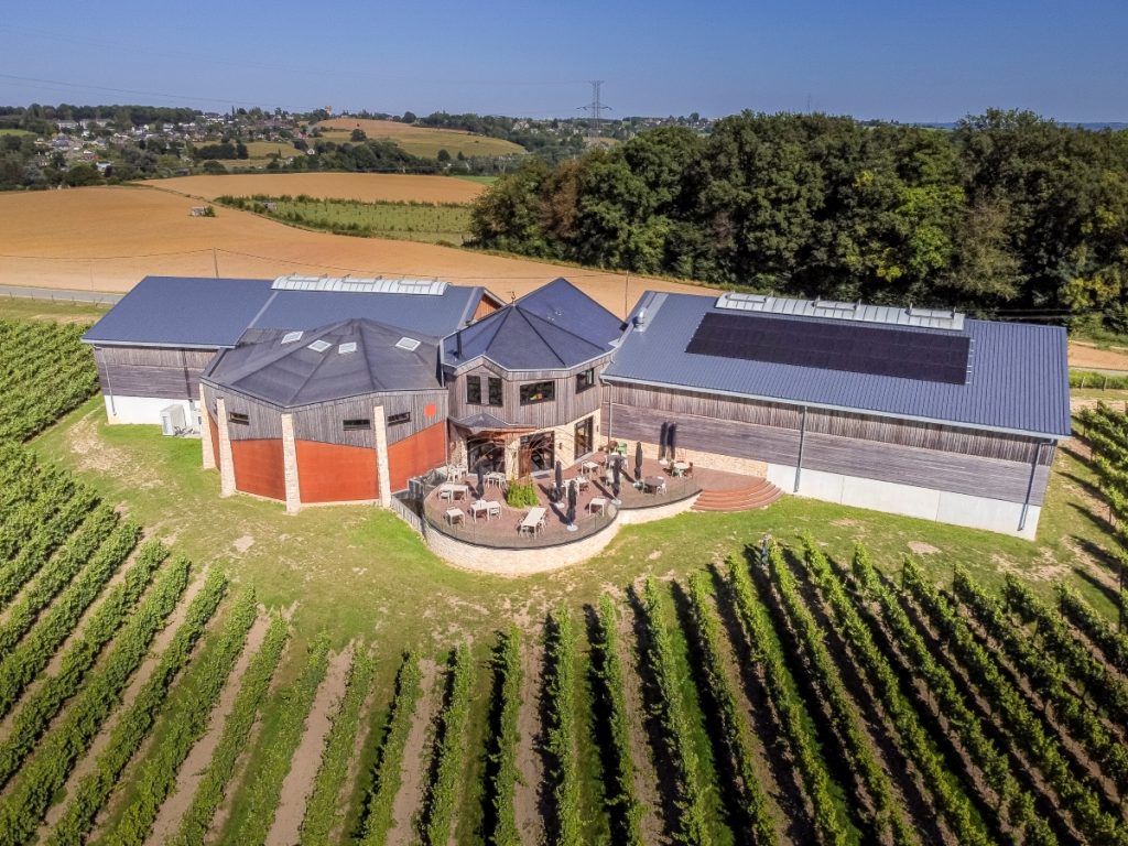 Vue aérienne du chai et des vignes du Domaine du Dièdre Noir